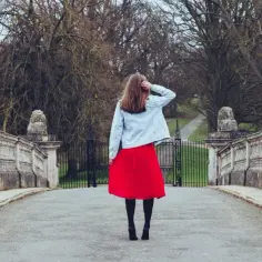 Czerwona spódnica z czym nosić – stylizacje, które zachwycą każdego