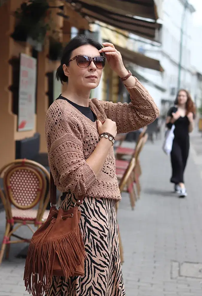 Zdjęcie Jak nosić sweter do spódnicy, aby wyglądać modnie i elegancko