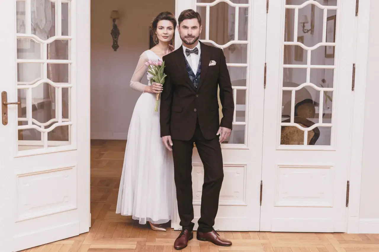 Zdjęcie Jaką koszulę wybrać do sukni ślubnej ecru, aby wyglądać idealnie?