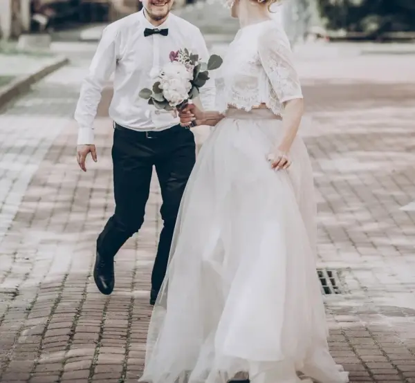 Jaką koszulę wybrać do sukni ślubnej ecru, aby wyglądać idealnie?
